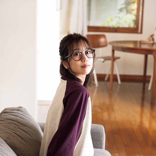 篠崎彩奈（撮影／武田敏将　ヘアメイク／原島未唯　スタイリング／樫田径奈
衣装協力／PUBLIC TOKYO / Wild Lily PEAK&PINE）