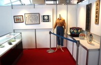 『スカーレット』（2019年度）の展示コーナー。喜美子（戸田恵梨香）が初めて作ったオリジナル作品「丸をつないだ緑の皿」や、父・常治（北村 一輝）が最期に食べた松茸ご飯を盛り付けた「家族の皿」が涙を誘う