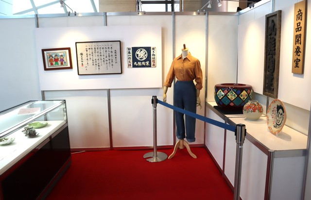 『スカーレット』（2019年度）の展示コーナー。喜美子（戸田恵梨香）が初めて作ったオリジナル作品「丸をつないだ緑の皿」や、父・常治（北村 一輝）が最期に食べた松茸ご飯を盛り付けた「家族の皿」が涙を誘う