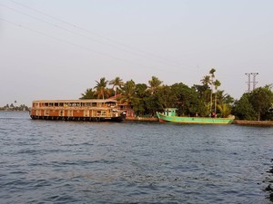 インドの水郷地帯で貸し切り船の船長と一緒に料理　食の冒険裏話