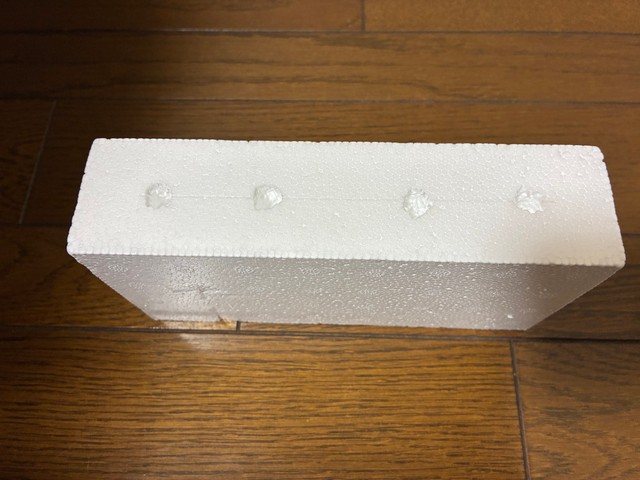 発泡スチロールレンガに電動ドリルで穴を開ける／モエキョウTさん（@ mechosense2）提供