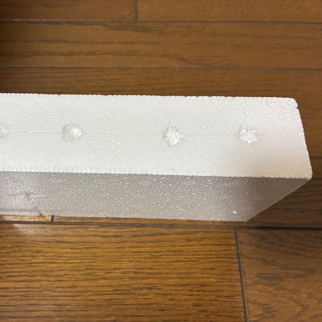 発泡スチロールレンガに電動ドリルで穴を開ける／モエキョウTさん（@ mechosense2）提供