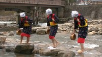 岡山・奥津温泉の名物…「足踏み洗濯」今年も始まる