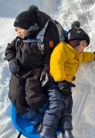 ソリで気持ちよさそうにウトウト…（提供：＠fjen_a08さん）
