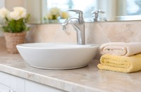 カップラーメンの残り汁をシンクに流すと、「詰まり」や「悪臭の原因」になります※画像はAIが作成したイメージです（simba kim/stock.adobe.com）