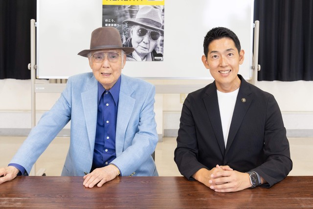 八名信夫さんが日本刀を寄贈（備前長船刀剣博物館提供）