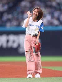 ファーストピッチセレモニーで投球し、笑顔を見せる鈴木亜美＝エスコンフィールド北海道