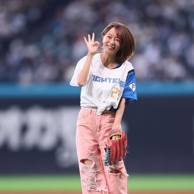 ファーストピッチセレモニーで投球し、笑顔を見せる鈴木亜美＝エスコンフィールド北海道