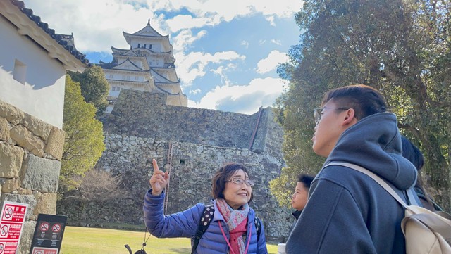 専門知識を持つ認定ガイドが案内する「姫路城コンシェルジュ」事業