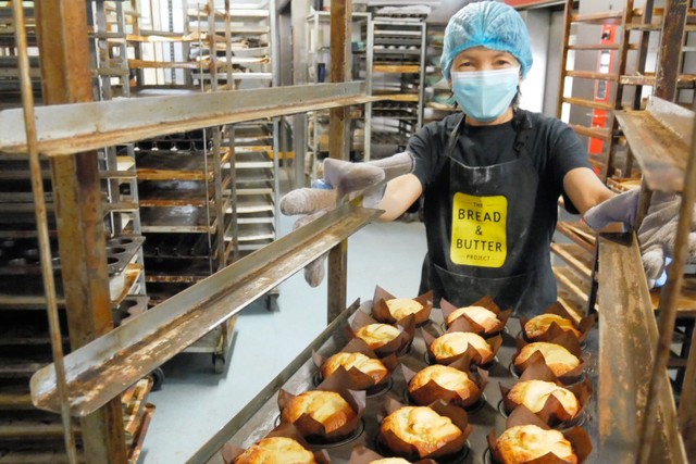 焼きたてのパンを運ぶミャンマー出身のマドゥさん=2021年2月3日、シドニー、小暮哲夫撮影