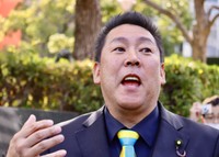 兵庫県警本部に姿を見せた立花孝志氏＝神戸市