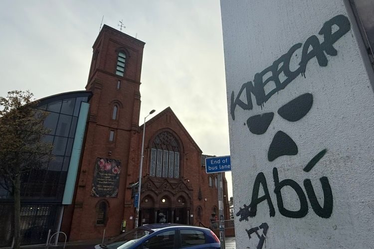 アイルランド語教育の拠点となっている文化センターの近くには「ニーキャップは永遠に」と落書きが書かれていた