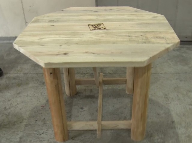 TOKIOが手づくりしたというテーブル（提供）