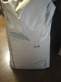 車のトランクから現れた30kgの米袋。予想外の量に驚いたという／旅人さん（@tanemaki_ojisan）提供