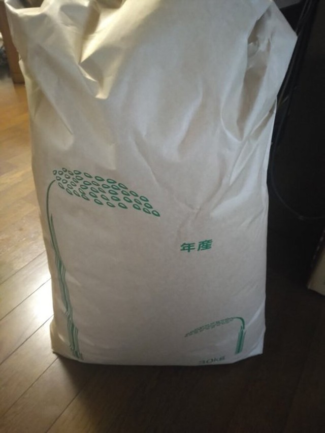 車のトランクから現れた30kgの米袋。予想外の量に驚いたという／旅人さん（@tanemaki_ojisan）提供