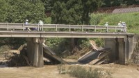 〈台風7号〉一部崩落した橋を国の緊急災害対策派遣隊が調査　川の増水で橋脚が1本落ちたか　岡山・鏡野町