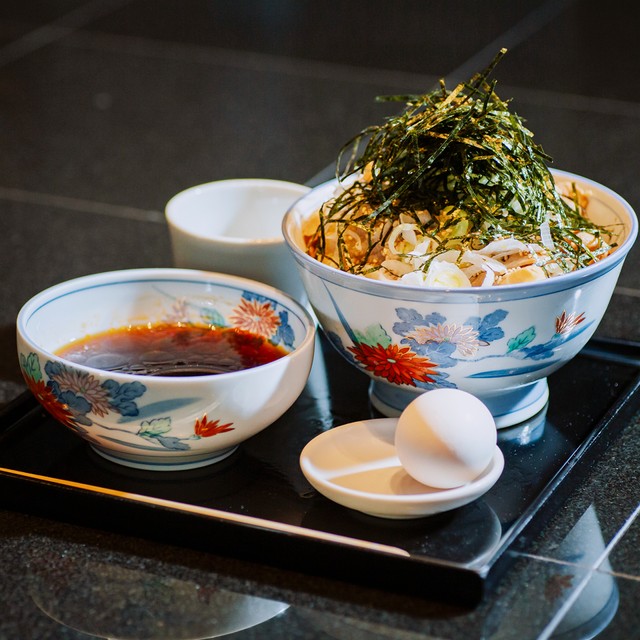 満足度100点！ 伝説の冷たい肉そば一本勝負。<br>冬でも行列のできる立ち食い蕎麦屋『港屋2』＠大手町