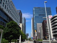西新宿駅近くにも高層ビルが並ぶ