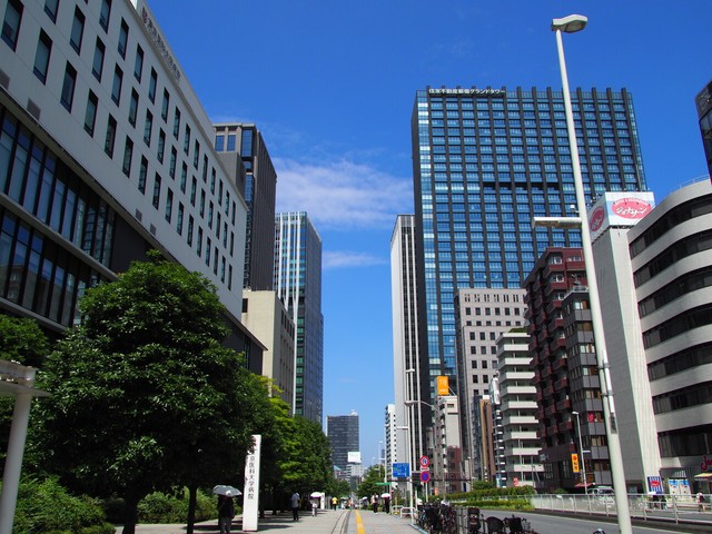 西新宿駅近くにも高層ビルが並ぶ