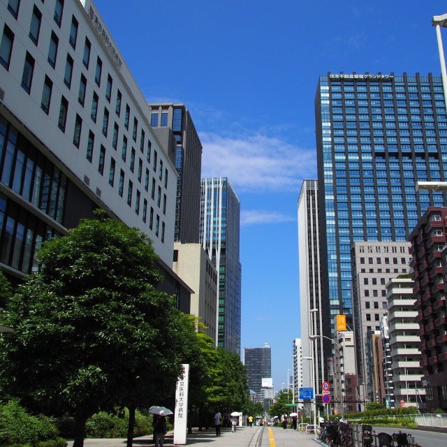 西新宿駅近くにも高層ビルが並ぶ