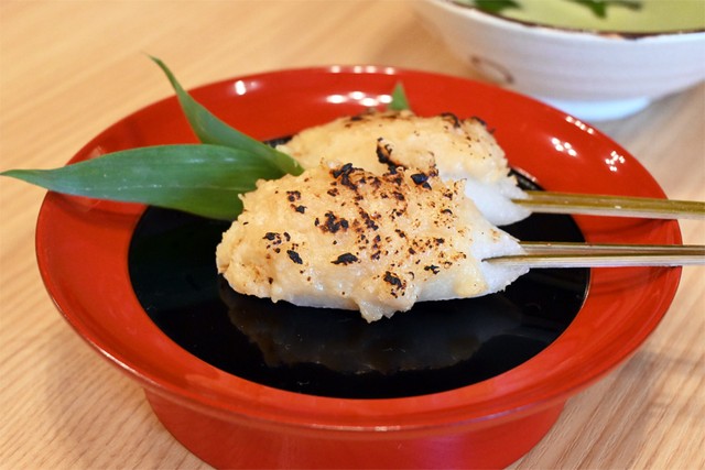 茶屋で提供している稚児餅（2025年7月撮影）