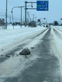 道路に落ちていたバランスボール級の氷の塊／大島良平さん（@BrunaRacing）提供