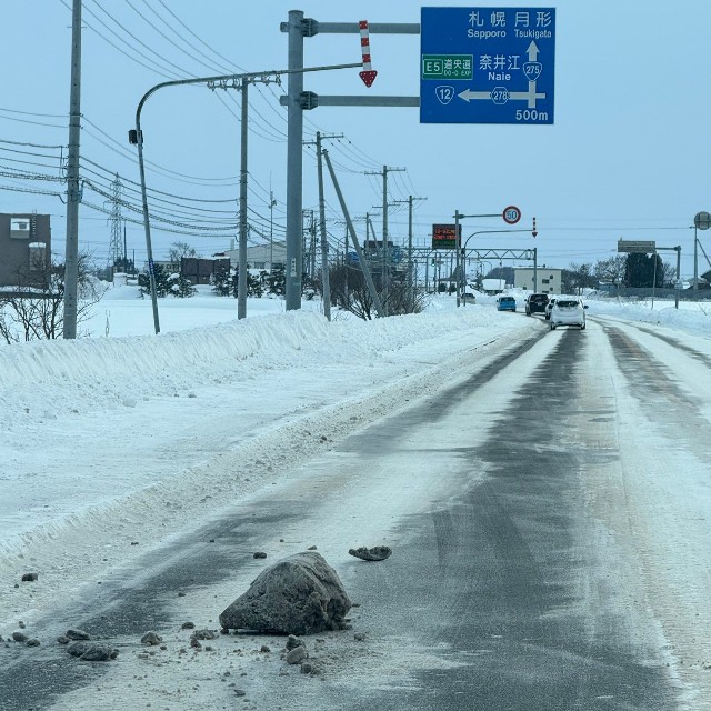 道路に落ちていたバランスボール級の氷の塊／大島良平さん（@BrunaRacing）提供
