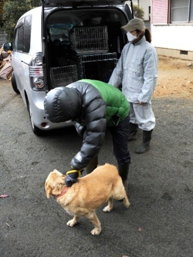 震災後はじめて福島入りした日。後ろが大網さん（2011年３月３１日、太田康介さん撮影）