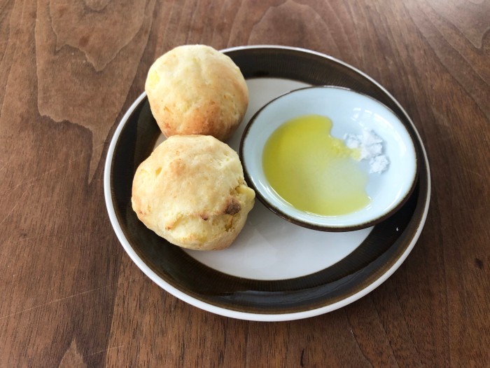 飼い主さんも食べられます。塩が入っていないので、有塩バターやオリーブオイルと塩をつけるとちょうどいい。