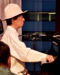 繊細なタッチでピアノを演奏する作曲家の松本俊明＝都内の「MAMEHICO」銀座店