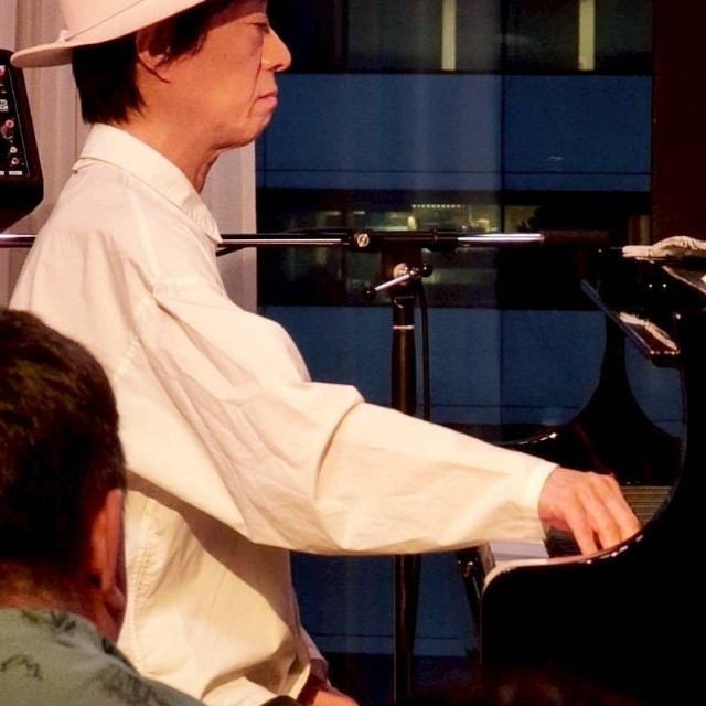 繊細なタッチでピアノを演奏する作曲家の松本俊明＝都内の「MAMEHICO」銀座店