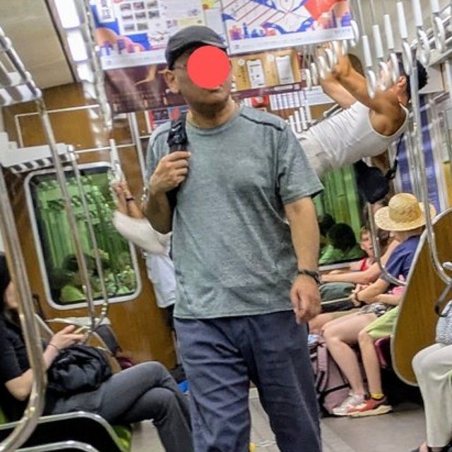 京都市内にて、電車の吊り革で「つり輪」演技をする外国人観光客の非常識な姿に衝撃…。奥には、親を真似て吊り革で懸垂をする子供の姿も（画像提供：花街ぞめき、正脇良平 Ryohei Masawakiさん）