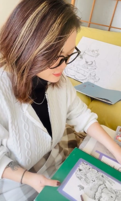 オーダーイラストを制作するMIKIKO.さん