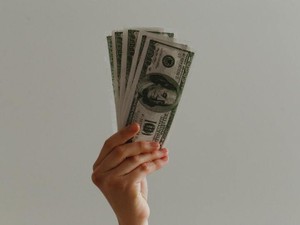 ベテラン店長の母は、バイト初心者の私より低い時給で私を育てていた