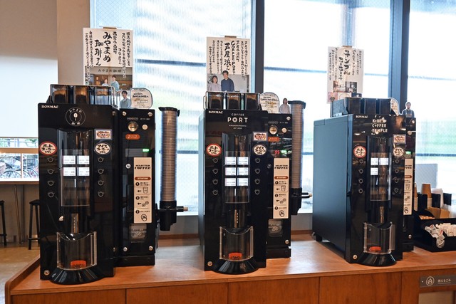 イートインスペースでは、近隣のコーヒー屋さんのコーヒーが飲めます（豆の販売もあります）