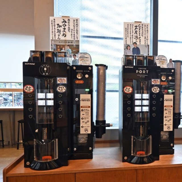 イートインスペースでは、近隣のコーヒー屋さんのコーヒーが飲めます（豆の販売もあります）