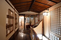 店内にはあちこちに階段があって迷路のようです