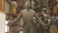 制作中の中野武営の像