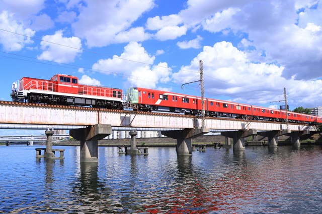 近畿車輛を出発した列車