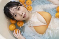 新居歩美1st写真集『あゆちひとくち』(撮影：唐木貴央、ワニブックス）より