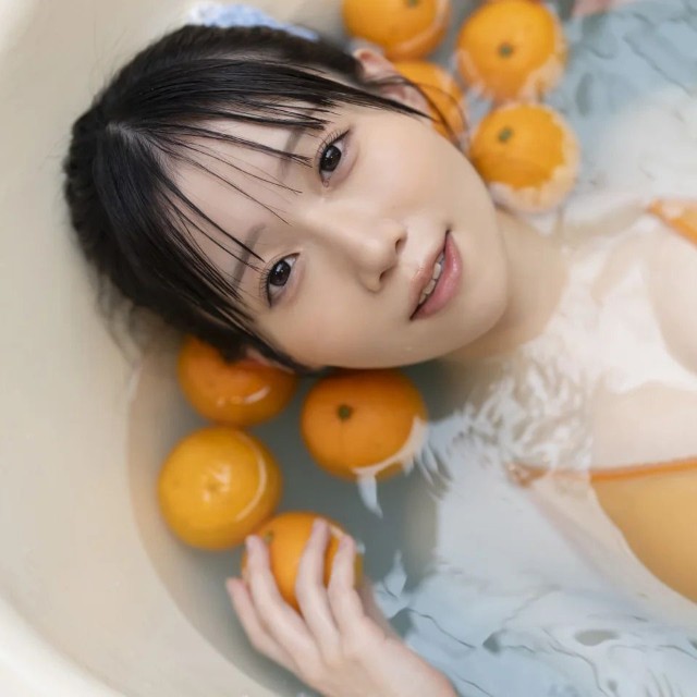 新居歩美1st写真集『あゆちひとくち』(撮影：唐木貴央、ワニブックス）より
