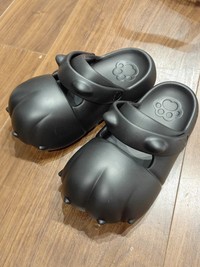 購入した猫のサンダル、実際に履いてみると…／猫魈 時雨さん（@shigure_nyao）提供