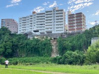 【続報】周辺道路の通行止めは解除　広瀬川沿いのマンション　土台のがけが幅１０ｍ高さ２０ｍに渡って崩落　仙台・太白区
