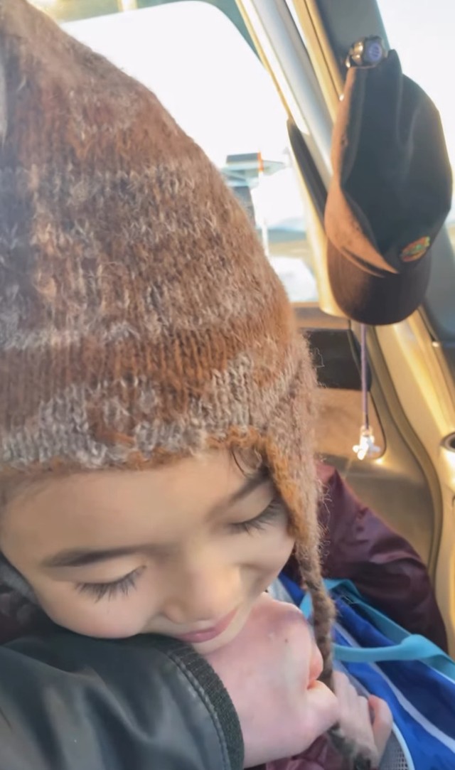 お父さんの拳に顎を載せて甘える、ようた君／投稿主さん提供