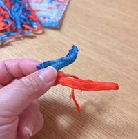 赤が紅生姜風味、青はラムネ風味なのだそう（提供：なちゅ。@発達親向けハック本出ました📗さん）