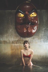 『鈴木Mob. 1st写真集 前代未聞』（徳間書店）　撮影／藤本和典