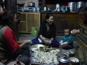 水が貴重なインド山岳地帯　食後の皿をきれいにする方法は