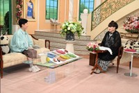 「徹子の部屋」   黒柳徹子(右)、萩野いづみさん＝テレビ朝日提供