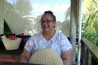 クック諸島で生まれ、ニュージーランドで育ったレベッカ・オリバーさん（46）。祖父母に会いに故郷と行き来する中で、「この島が自分のホーム」と感じ、18年ほど前にクック諸島に戻った。大海原の小さな島での暮らしは、「隔離されているけど、同時にとても守られている」と話した＝2022年6月21日、クック諸島ラロトンガ島、荒ちひろ撮影