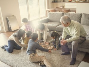 家族信託と生前贈与を比較！どちらを利用するべき？ 仕組みや効果を解説